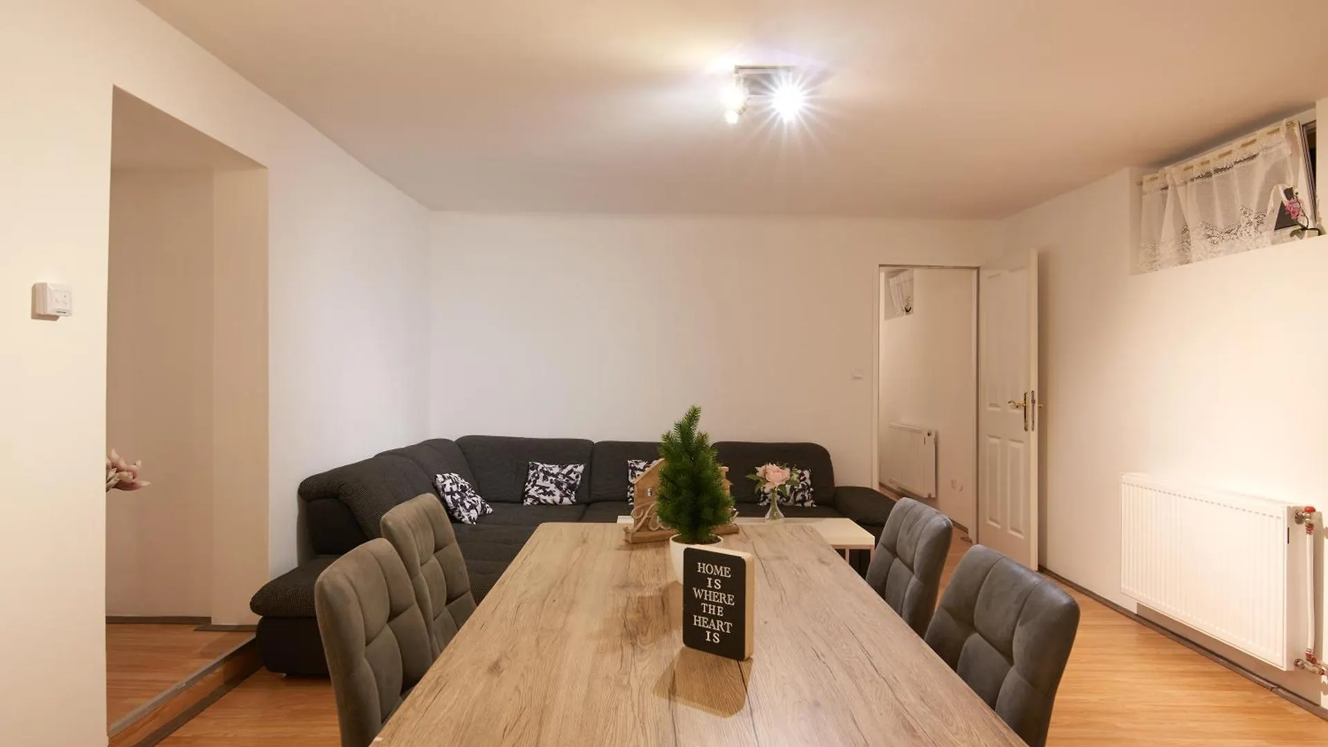 Spacious Apartment Near Schoenbrunn Castle Vienna
