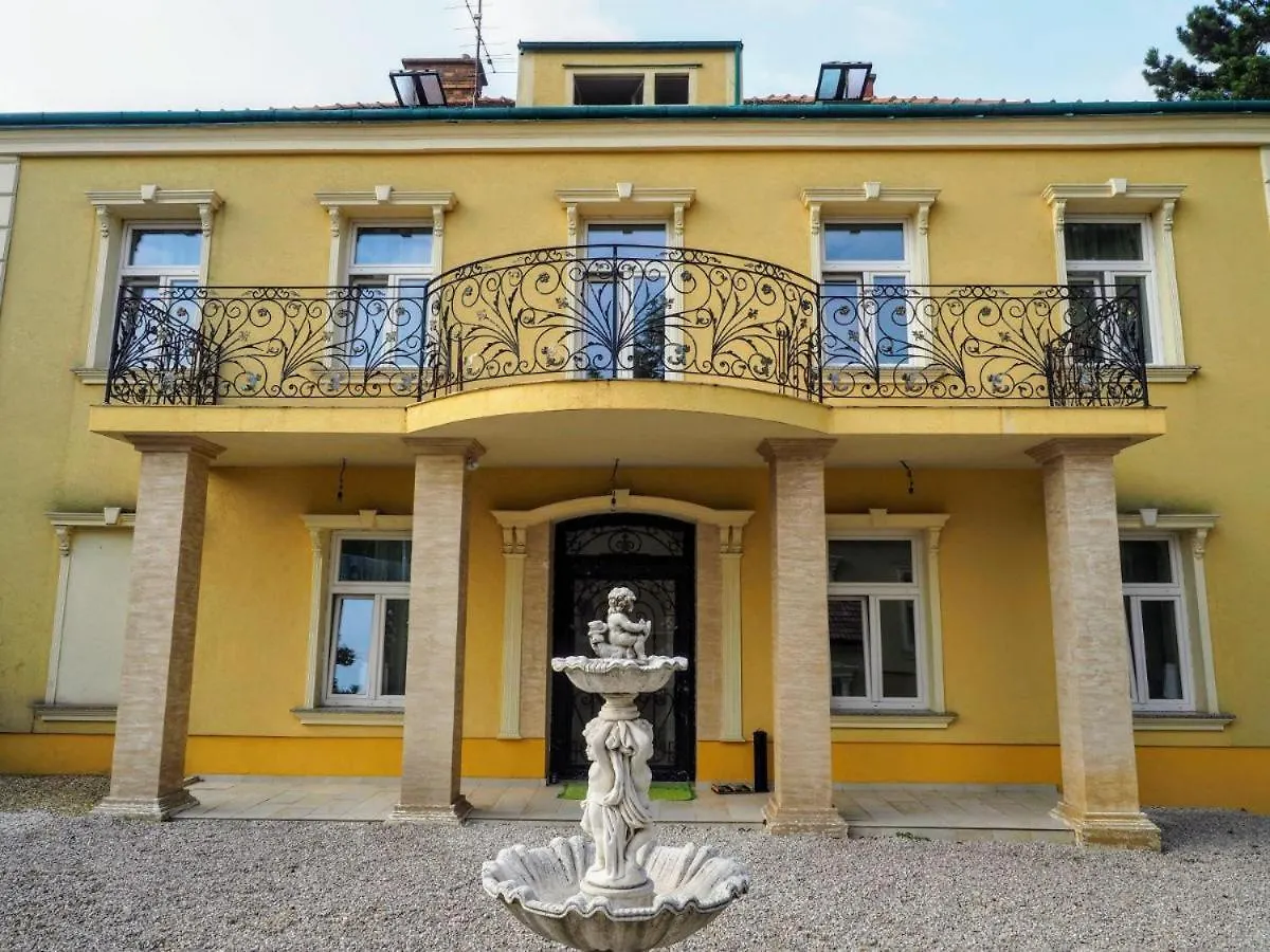 Spacious Apartment Near Schoenbrunn Castle Vienna Austria